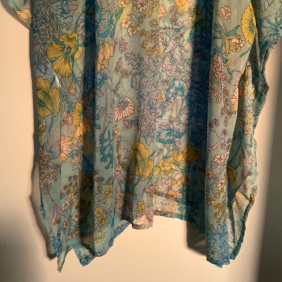 Beach Cover-up. Delicately fabric & flows with lights colors at the beach. - Picture 10 of 12